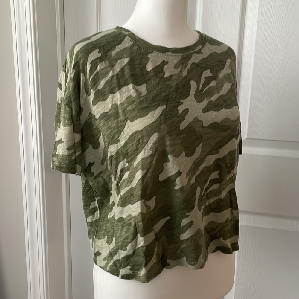 Old Navy Camo Cropped Tee Women’s Size M - Picture 3 of 5